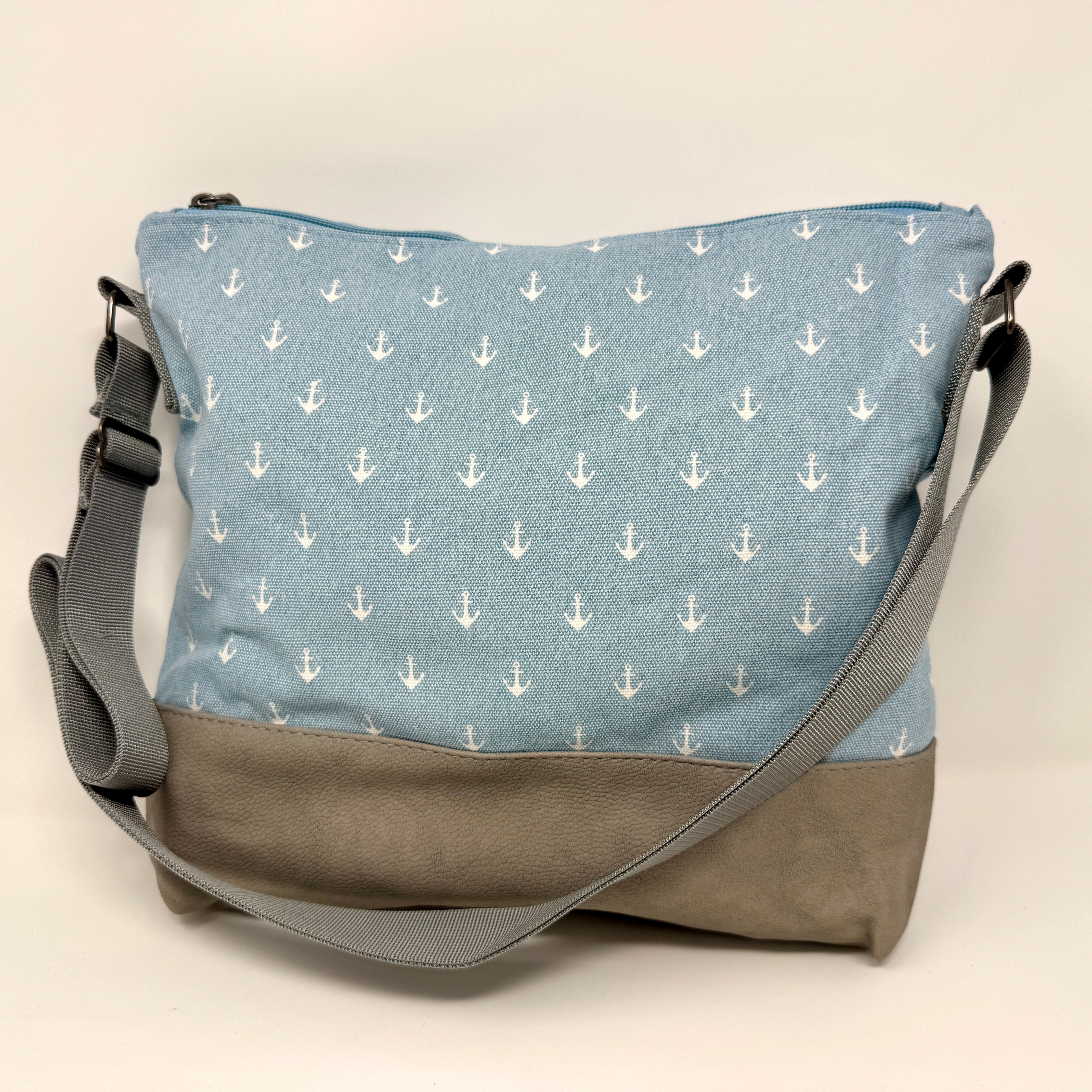 Maritime Umhängetasche „Ankerliebe“ in hellblau mit Anker-Muster, wasserabweisend und vegan